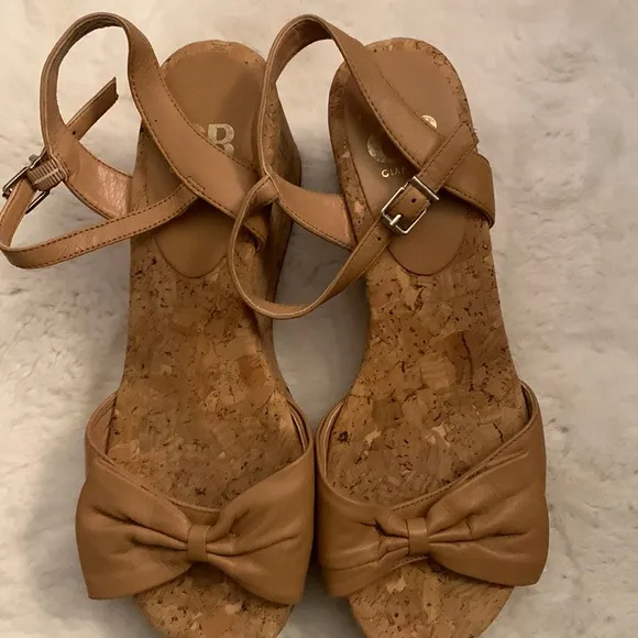 Gianni Bini Tan Wedge Sandal Sz 9M Used Excellently Condition. - Image 2