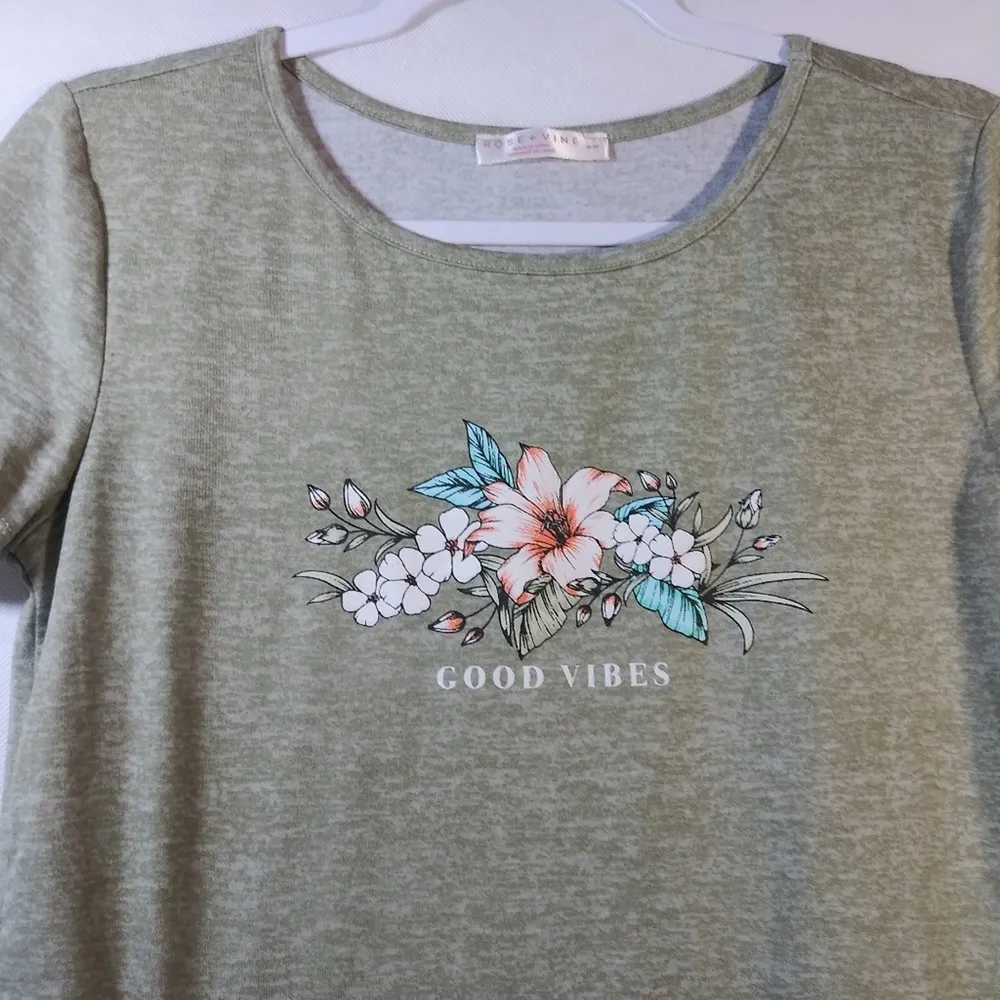 Rose + Vine Green Heathered Casual Tee Floral Print Good Vibes Size M Size M - Image 3