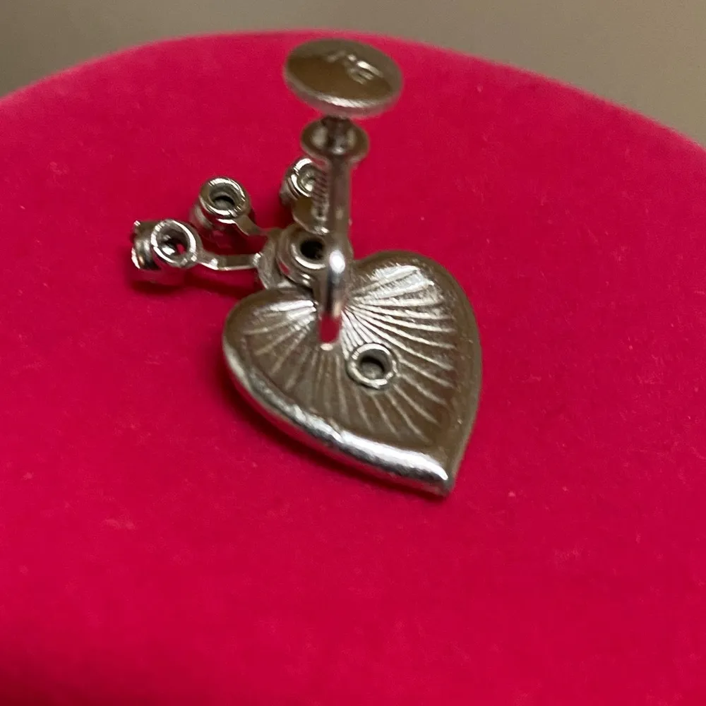 Vintage Bugbee & Niles 1960's Ice Rhinestone Heart Signed Screw Back Earrings Silver - Image 4