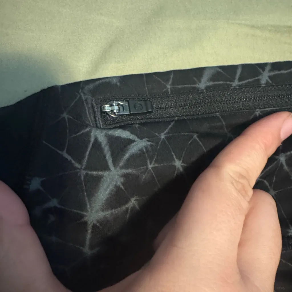 Black pattern lulu lemon leggings size six - Image 6