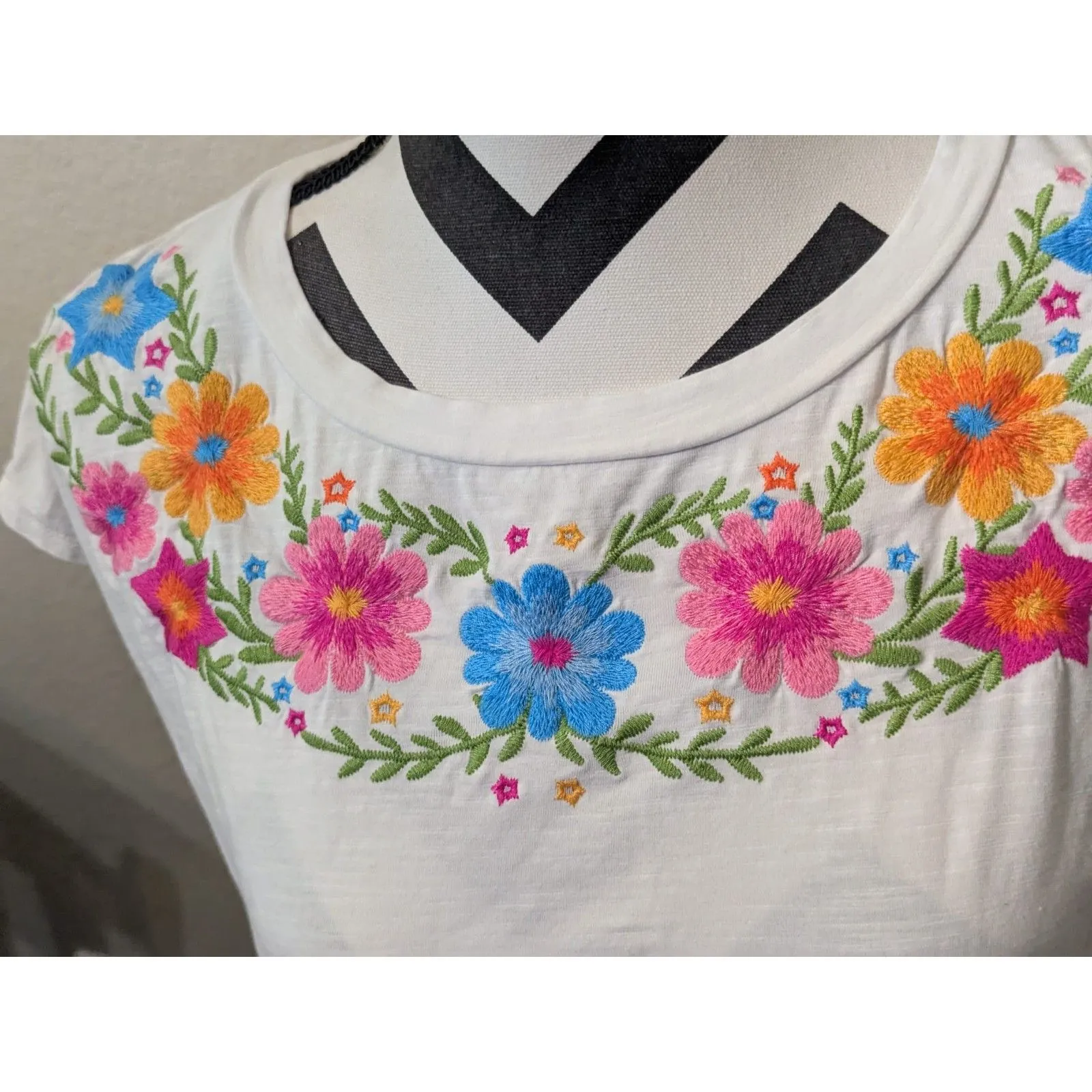 THML S White Embroidered Floral T-Shirt - Image 2
