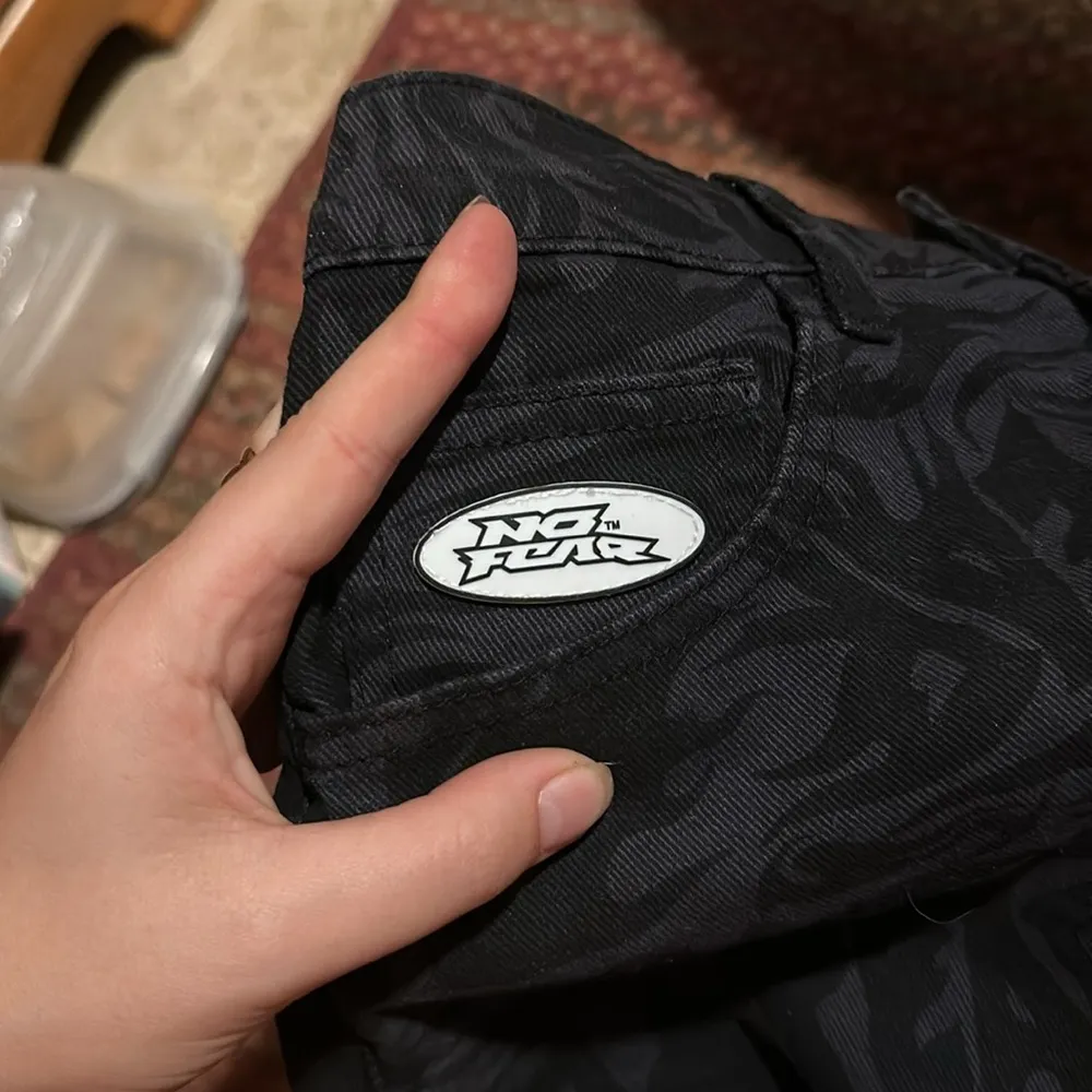 NO FEAR MOTO X H&M DARK GREY / BLACK LOOSE FIT ABSTRACT LOGO PRINT JEANS - Image 4