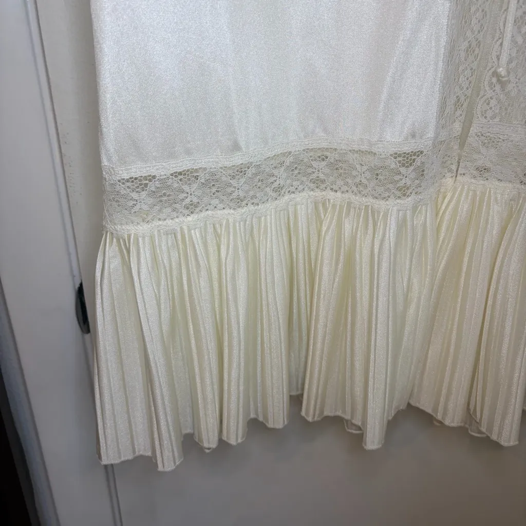 Gilead Vintage Getting Ready Bridal Robe. Size: Medium. White - Image 3
