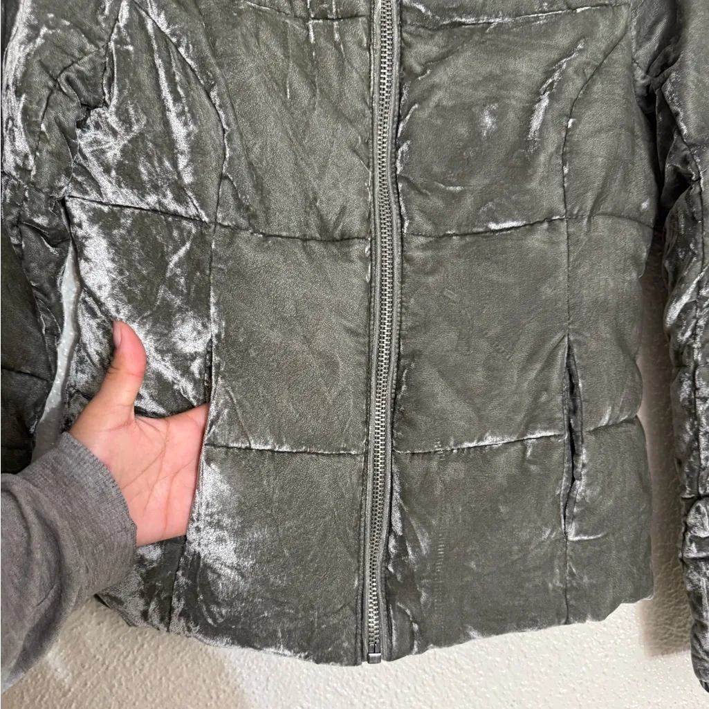 Abercrombie & Fitch women’s Olive velvet lined Puffer Jacket Size S - Image 4