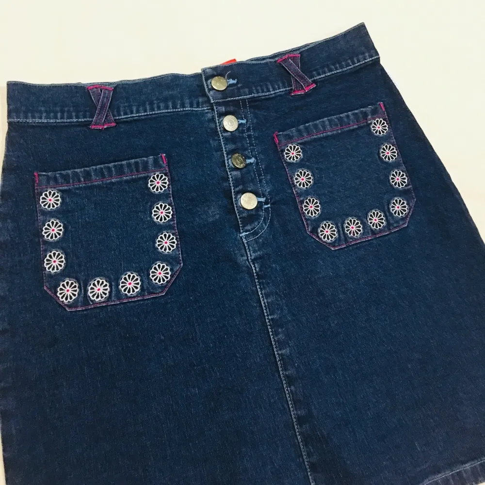 NWT XS White and Blue Denim Jean Floral y2k mini Skirt - Image 2