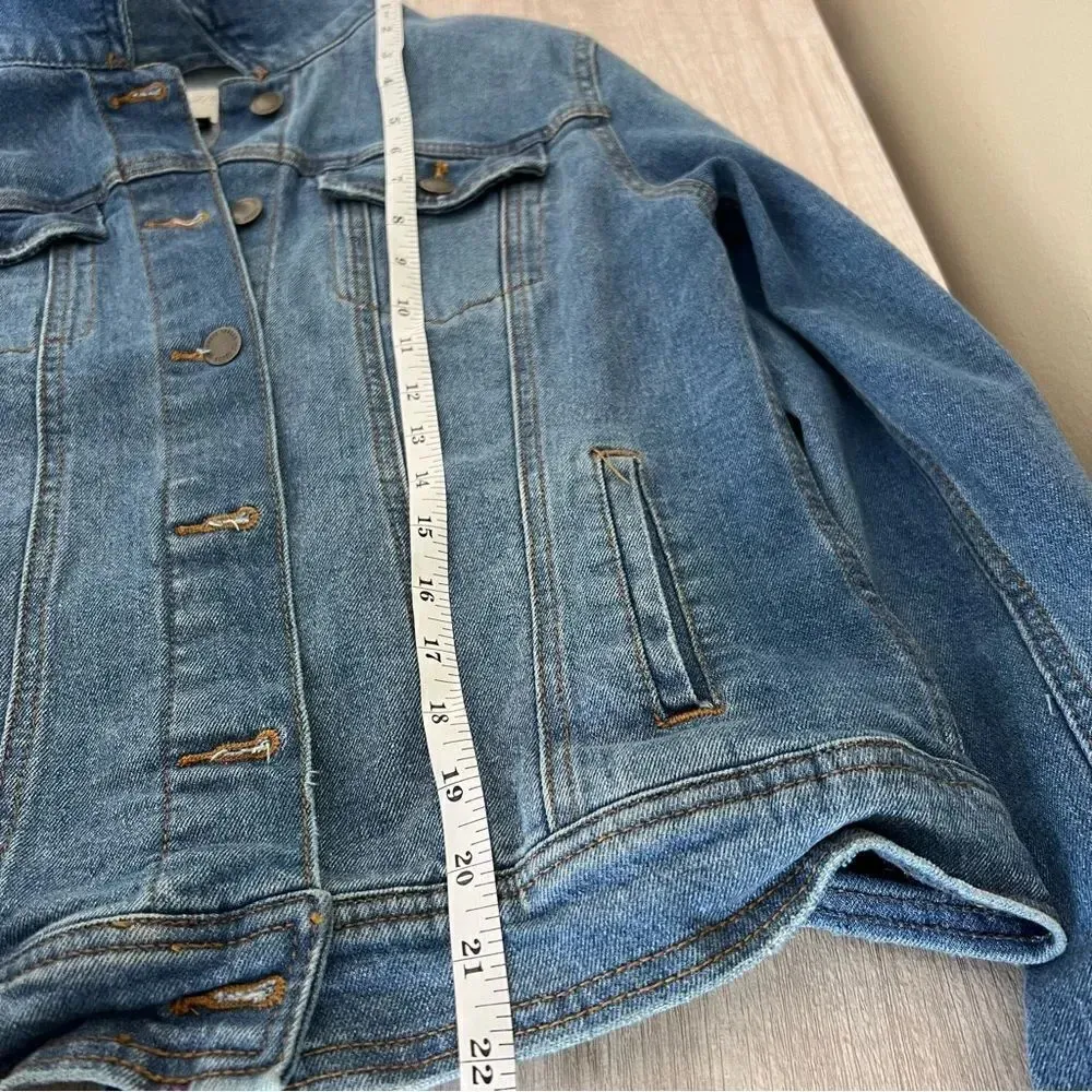 Universal Thread Medium Wash Lightly Distressed
Jean Jacket Size Small - Image 13
