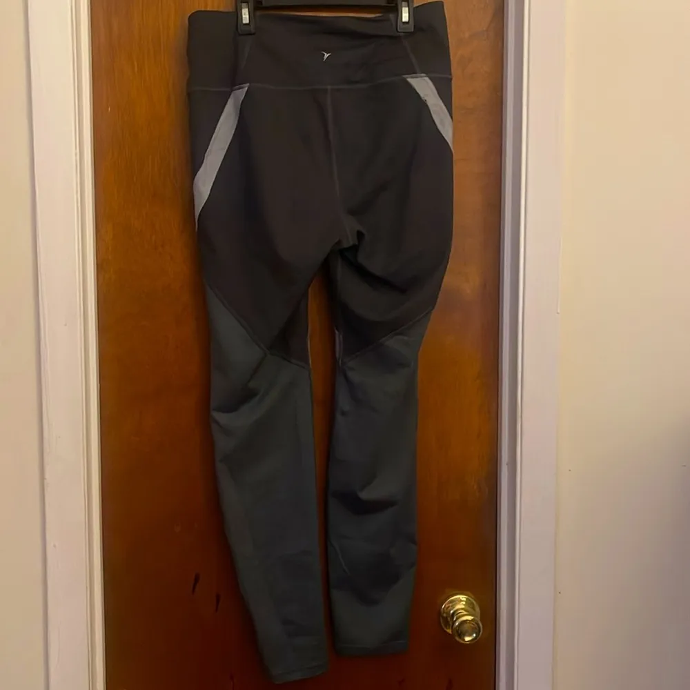 Old Navy Active Women’s Leggings Gray Go-Dry Colorblock - Image 2