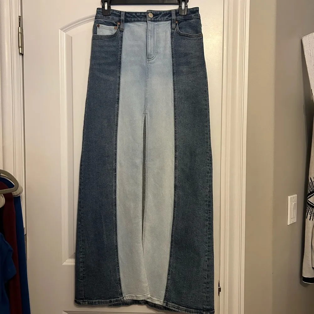 Alice + Olivia Rye Denim Two Tone Maxi Skirt - Image 4