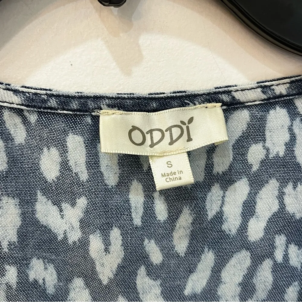 Oddy Boutique flutter ruffle sleve embrorided floral blouse size small Blue - Image 3