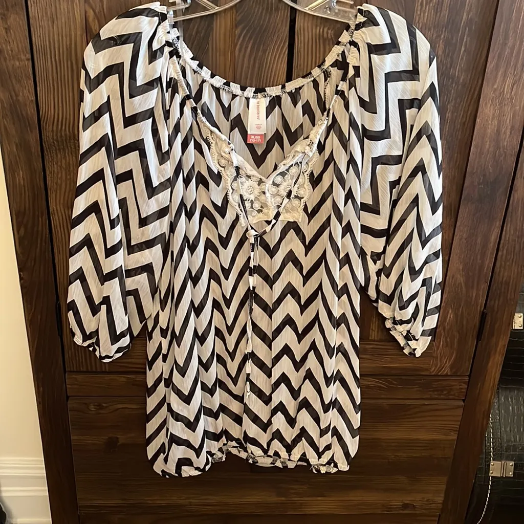 No Boundaries Chevron Black and White Top - Image 8