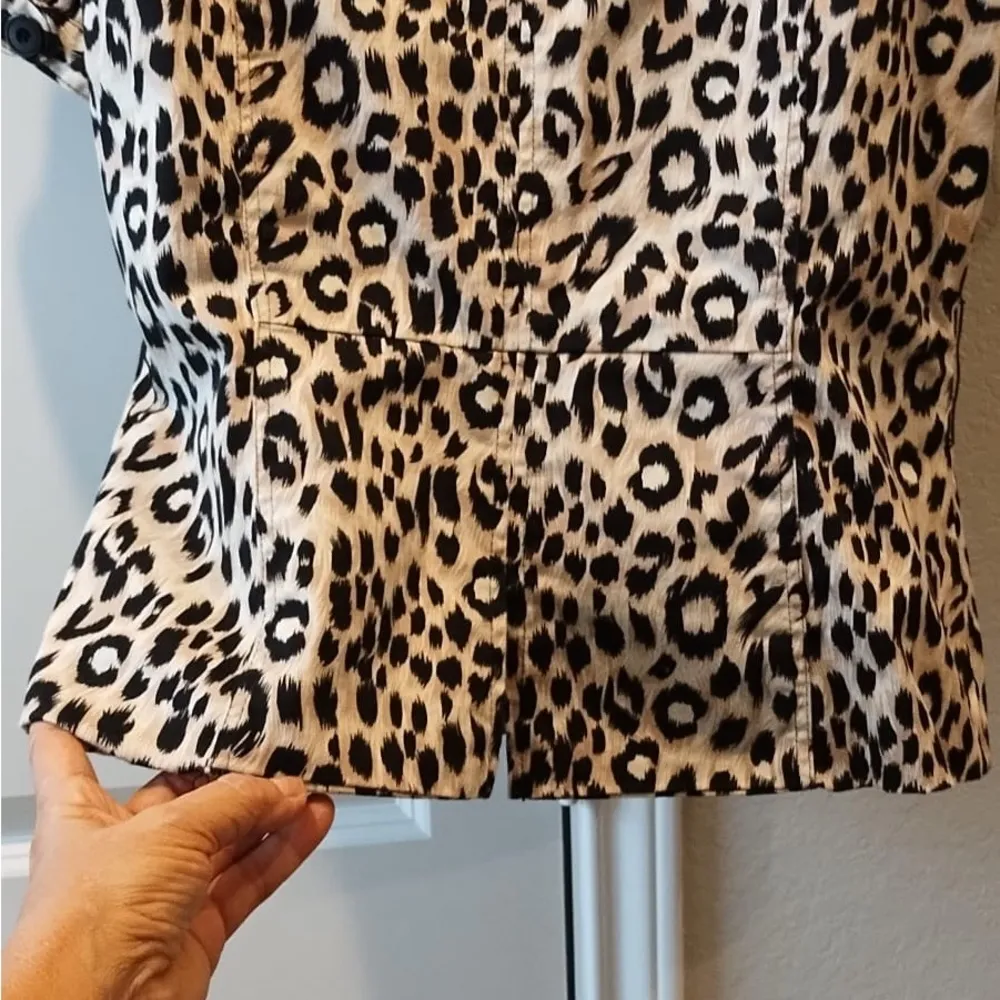Sharagano Studio Women Leopard Print Short Sleeve Blouse  Size M - Image 4