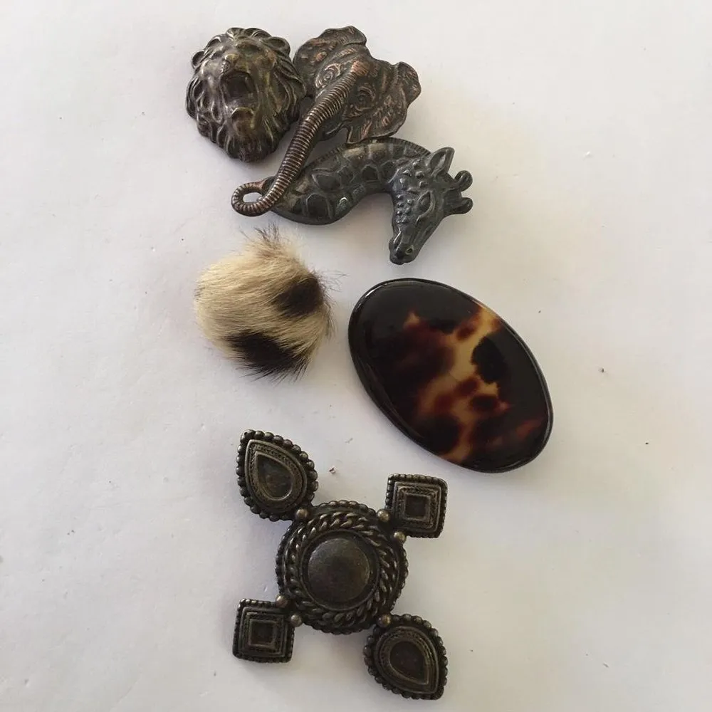Lot Of 4 Variety Of Brooches Pins • - Image 2