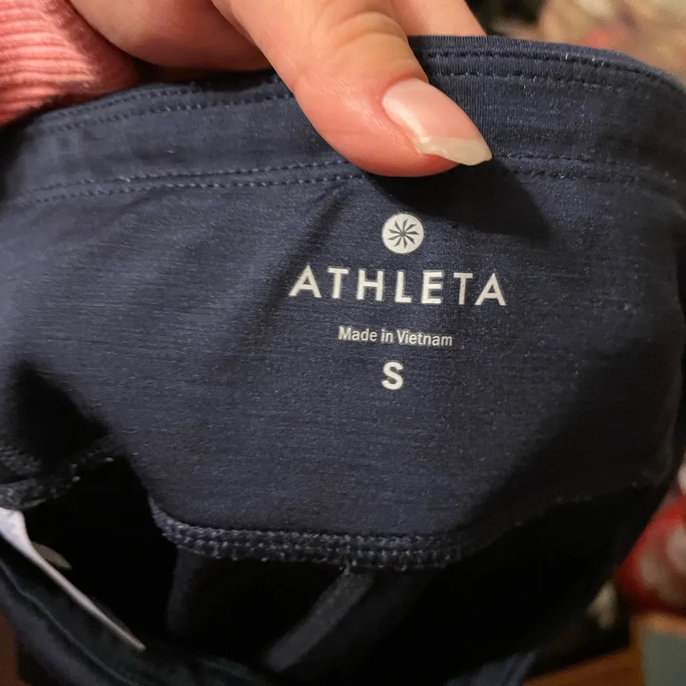 Athleta NWOT  SONAR CAPRI LEGGINGS - Image 6