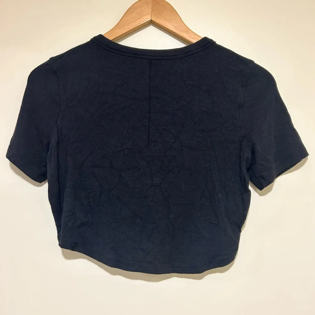 Lululemon Hold Tight Cropped Ribbed T Shirt in Black Size Small - Image 4