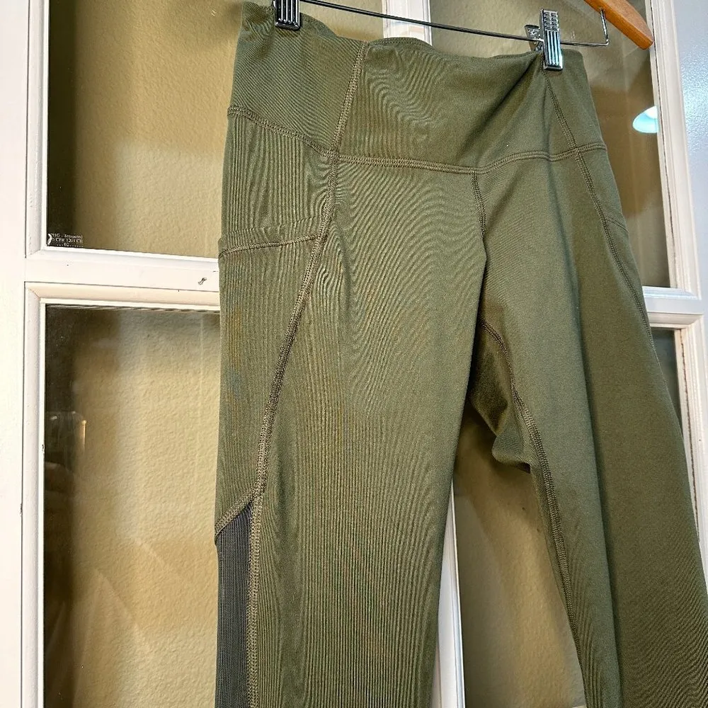 OLD NAVY Active Mesh Panel Olive Green Leggings with Pockets - Image 5