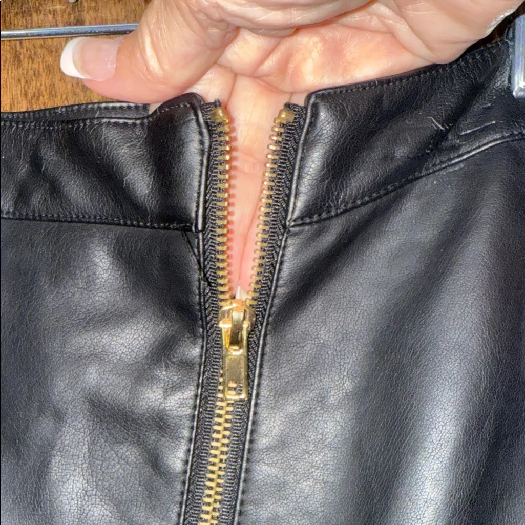 GB GIANI BINI Black Faux Leather Mini Skirt w/ Gold Zipper Size 9 NWT - Image 4