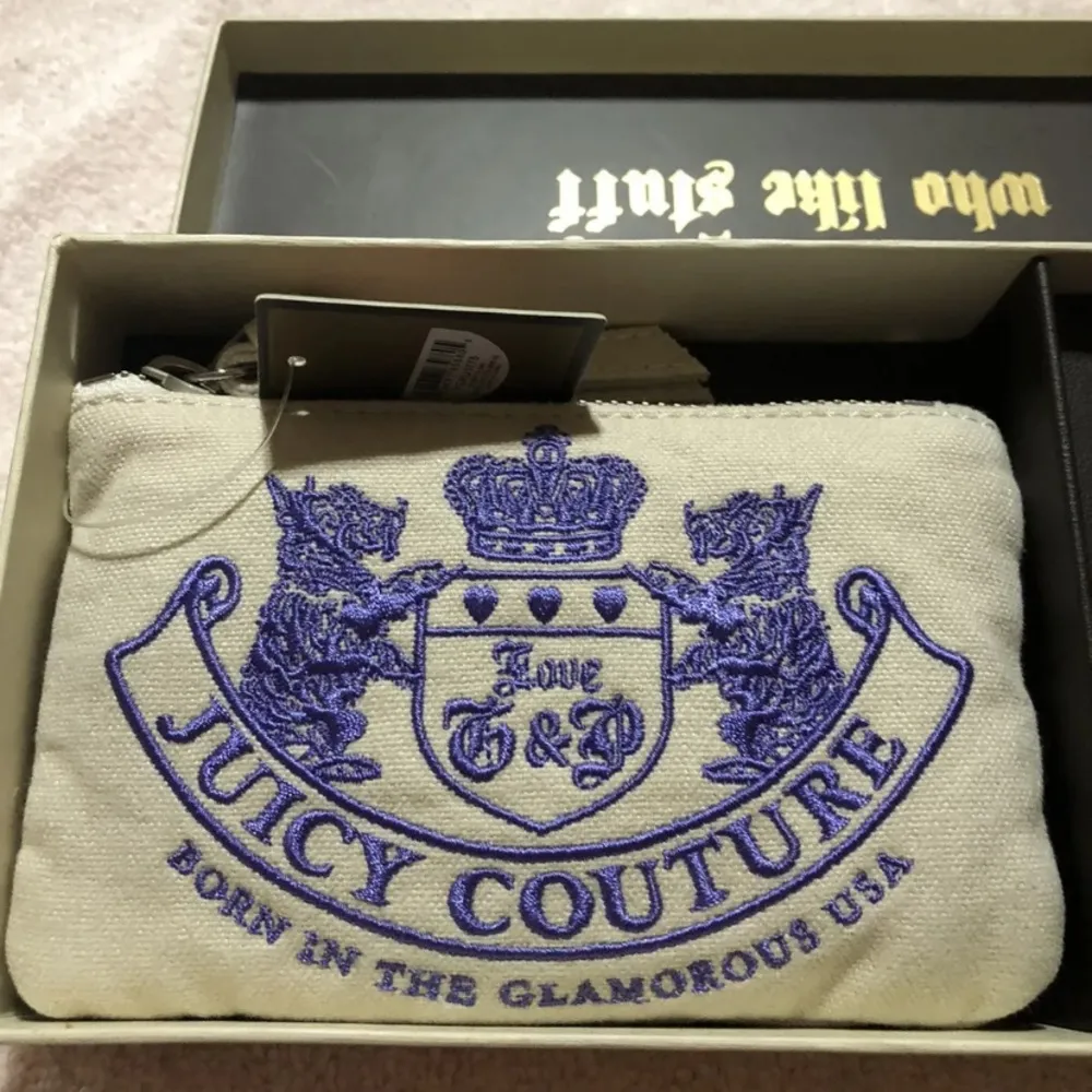 Juicy Couture Pam Gela Wristlet Wallet Pouch with Juicy Key Fob Retro New in Box - Image 4