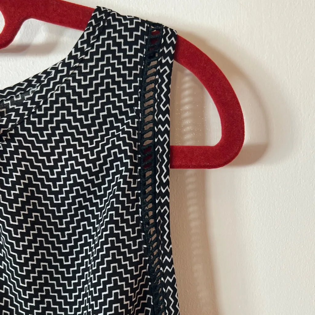 Greylin  Black and White Patterned Sleeveless Blouse - Image 4