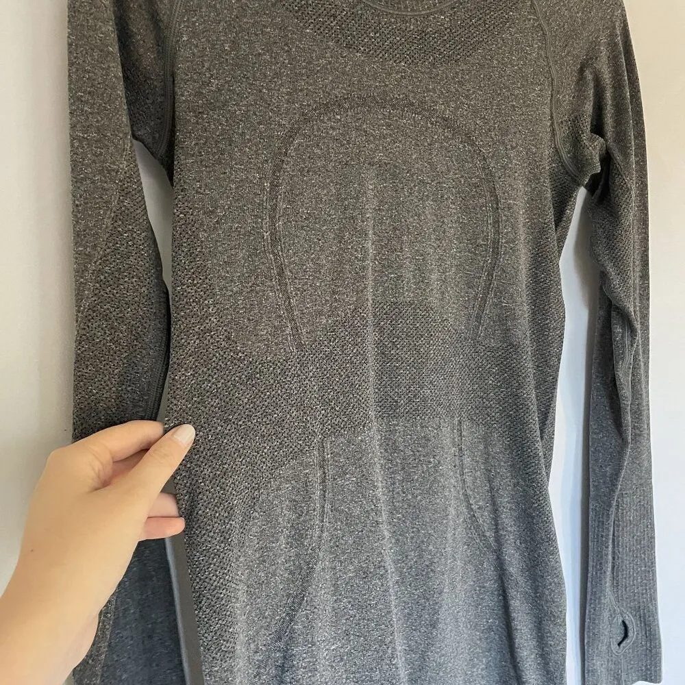 Lululemon Athletica gray long sleeved shirt knit design running compression - Image 4