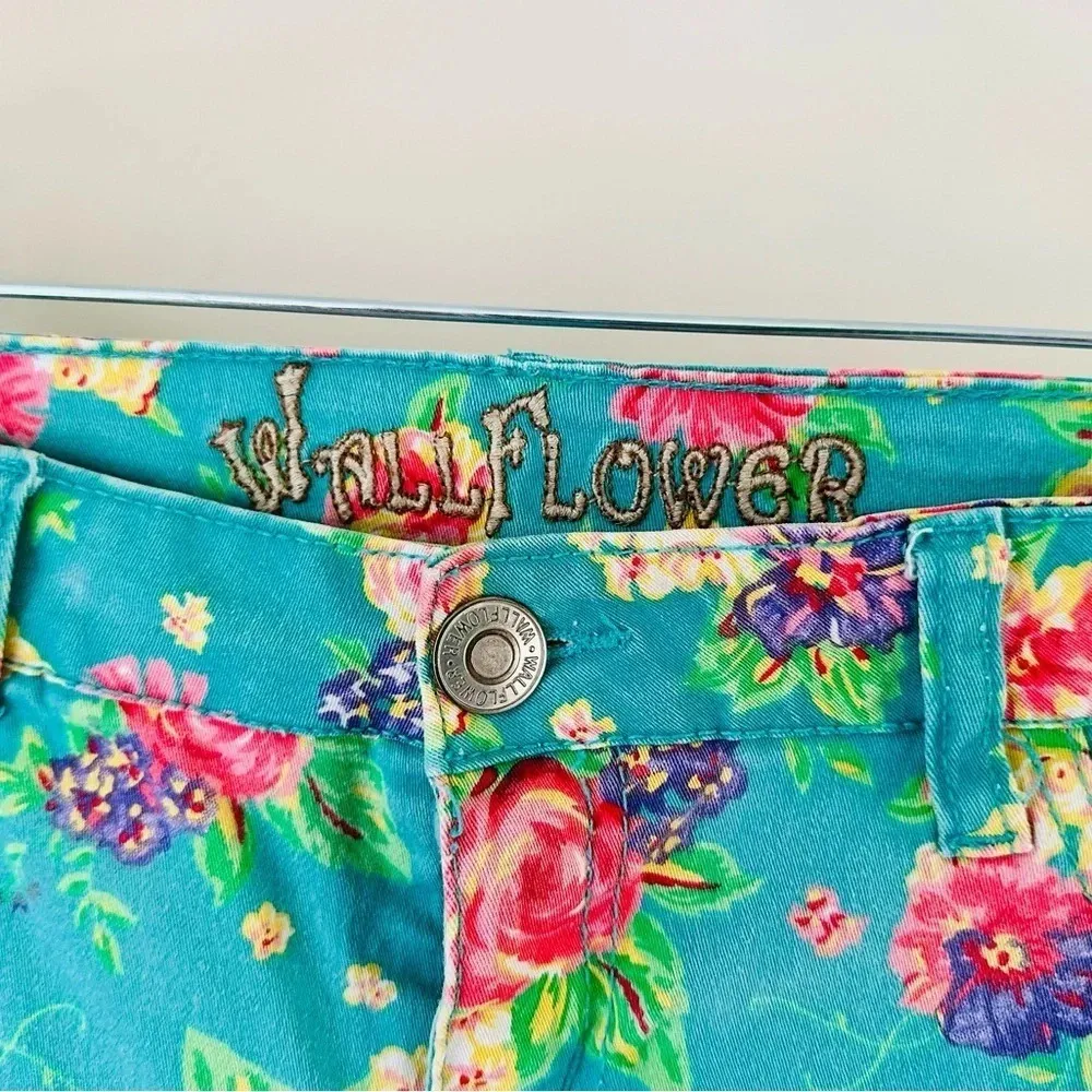 Wall Flower Floral Shorts - Juniors/Womens Size 9 - Image 3