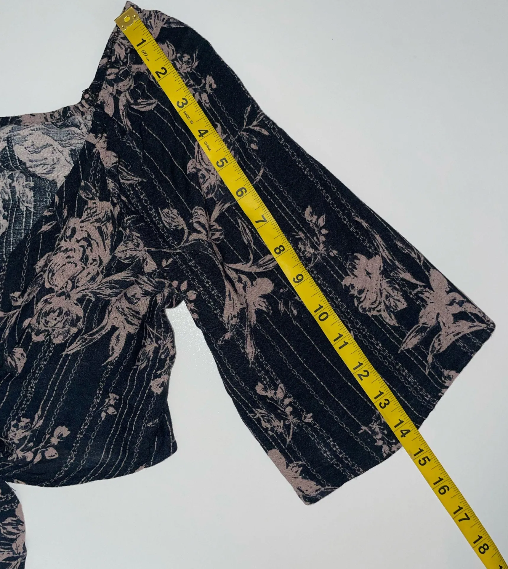 ETIQUETTE Front Tie Crop Top Sz S - Image 5