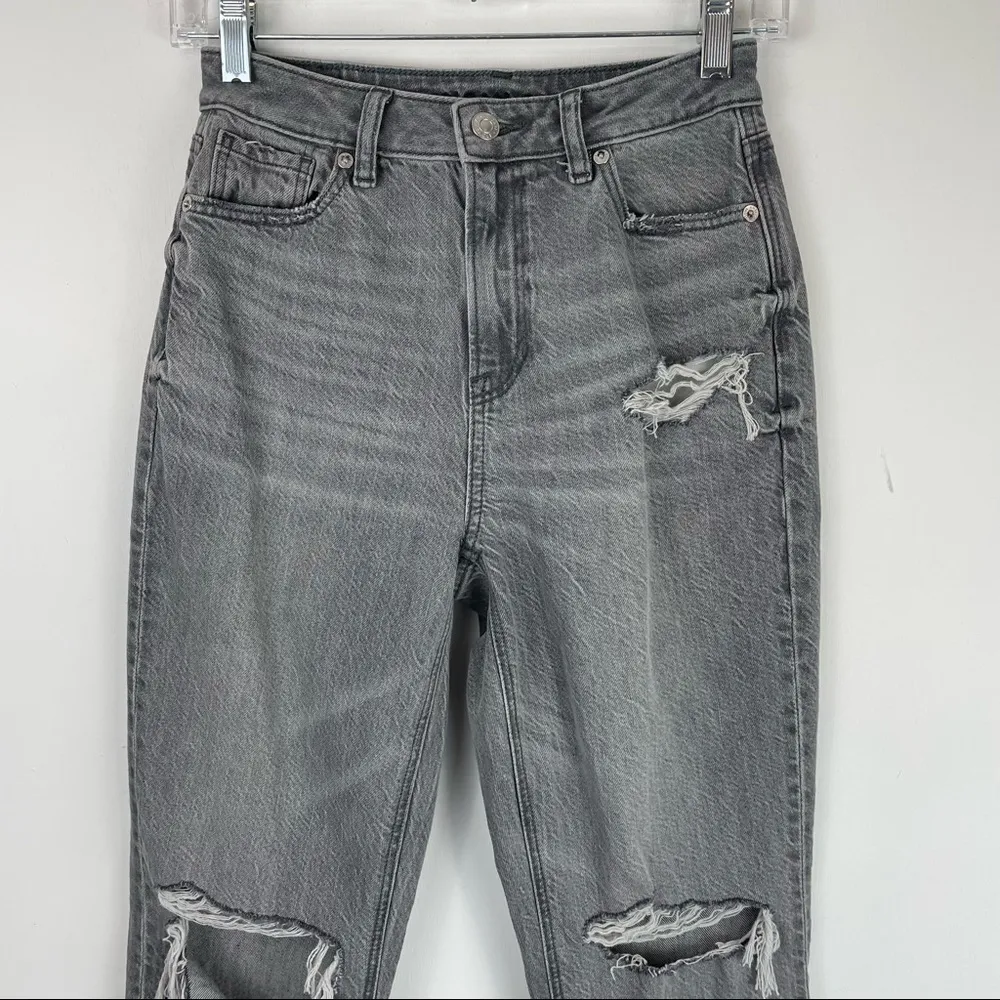 American Eagle Sz 0 SHORT Grey Wash Distressed Mom Jean Raw Hem - Image 5
