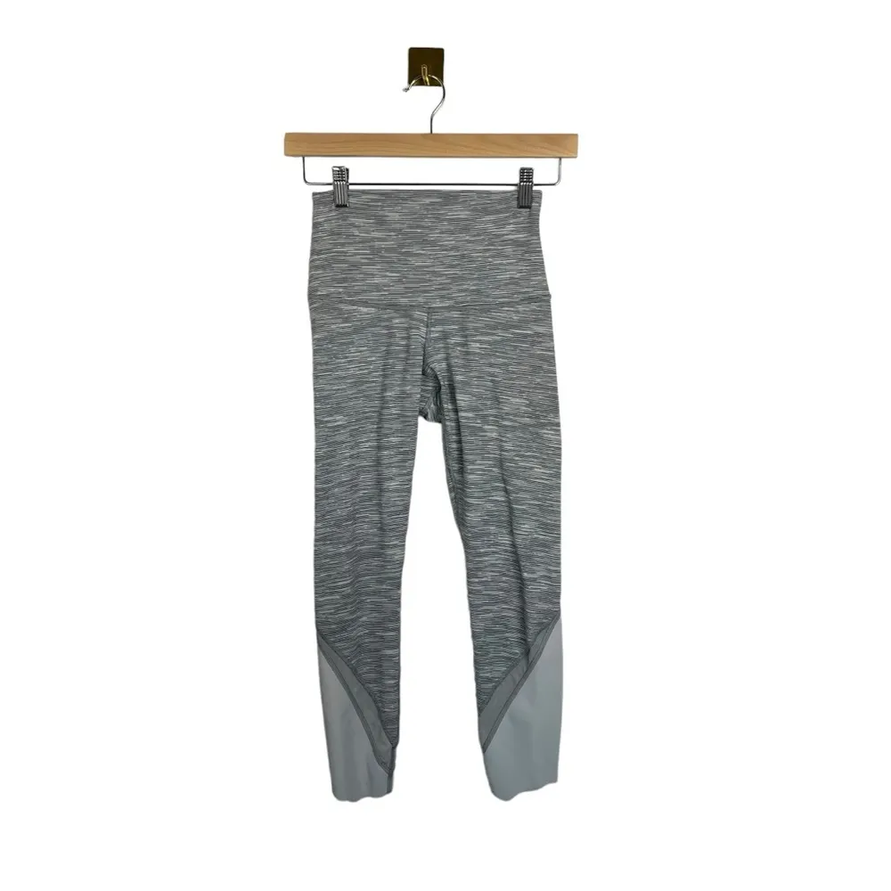 Lululemon High Rise Wunder Under Crop II Scallop in Grey/White Size 4/6 - Image 4