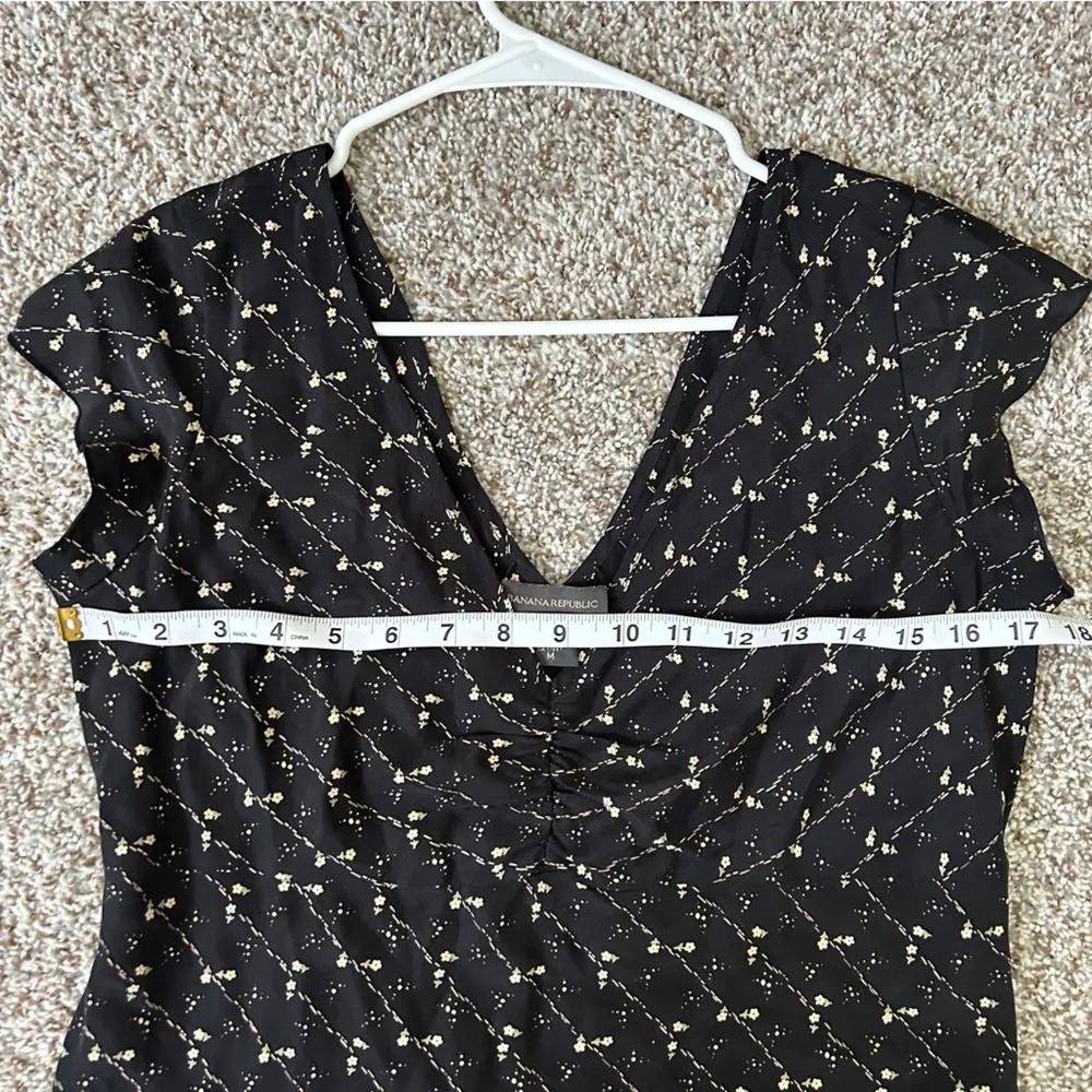 Banana Republic Black Gold Silk Lightweight Blouse Formal Casual Medium - Image 5