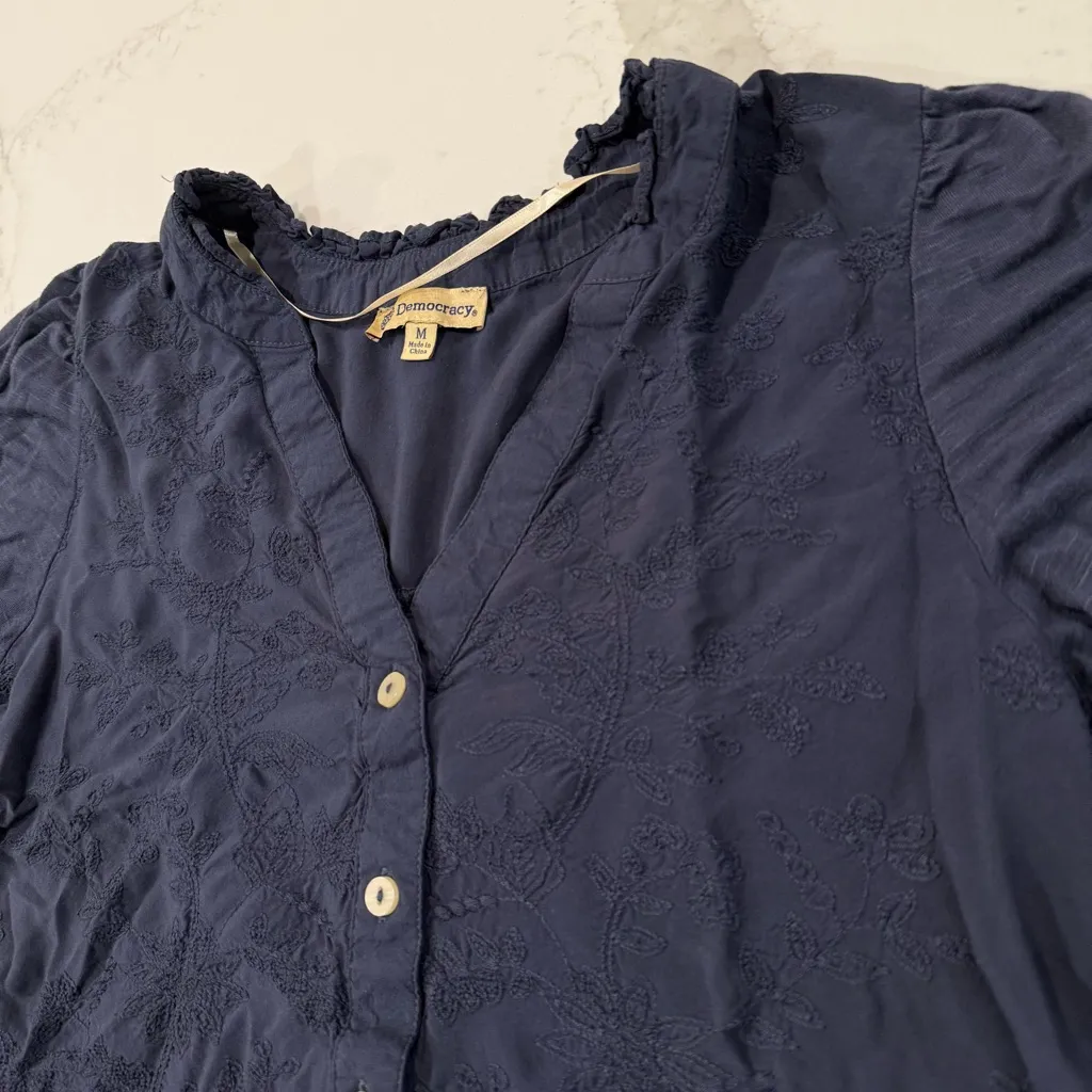 Democracy Floral Embroidered Button Front Blouse Ruffle Trim Women’s Medium Navy - Image 4