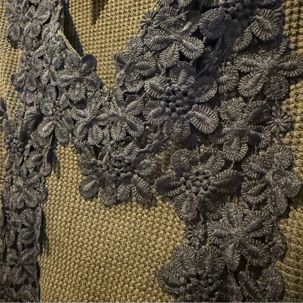 POL V Neck Waffle Crop Top Olive Green With Black Floral Appliqué Size Large NWT - Image 3