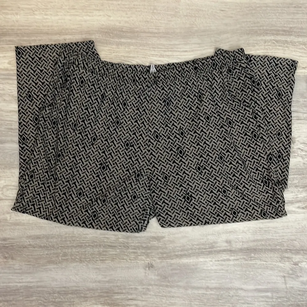 Gray with Black Print Soft Elastic Waist Pull on Cropped Pants Size XL - Image 3