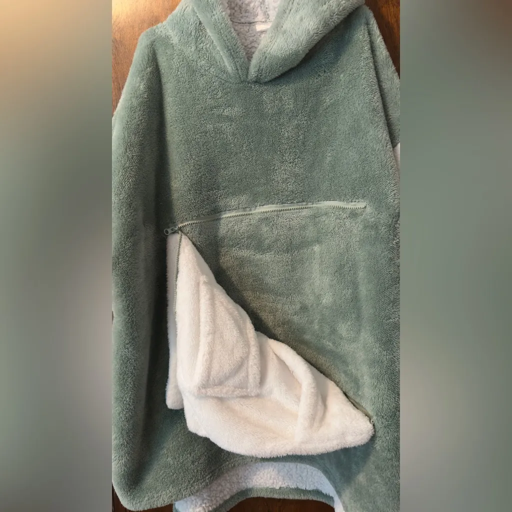 Oversized Green and White Fleece hoodie Size 14 - Image 4