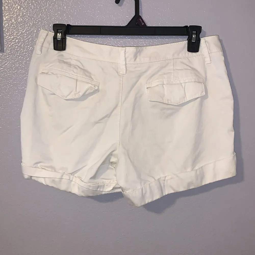 Old Navy  White Low Rise Folded Hem Summer Shorts - Image 4