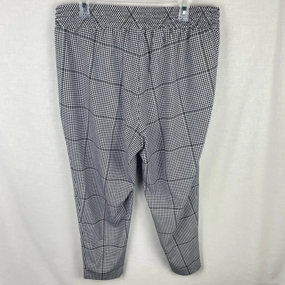 Torrid Black & White Plaid Houndstooth Crepe Pull-On Tapered Pant - Image 3