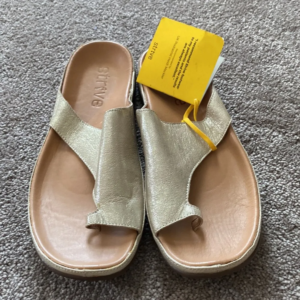 Strive Capri Leather Toe Loop Sandals SIZE 9.5 - Image 2