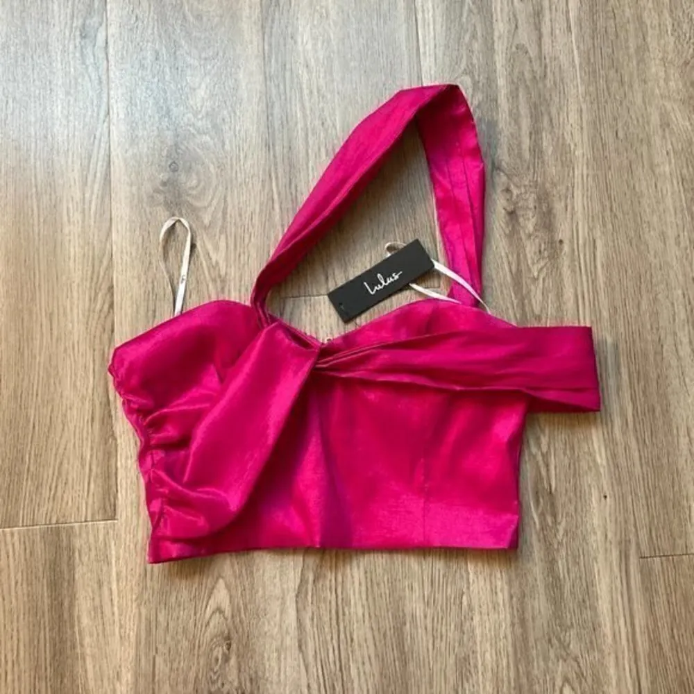 Lulu's Party Queen Fuchsia Satin One-Shoulder Asymmetrical Crop Top Size L NWT - Image 4