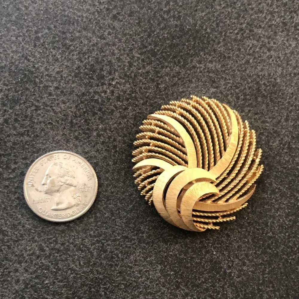 VTG Trifari Gold Tone Signed Round Ribbon Swirl Brooch Pin 2” Ornate - Image 4