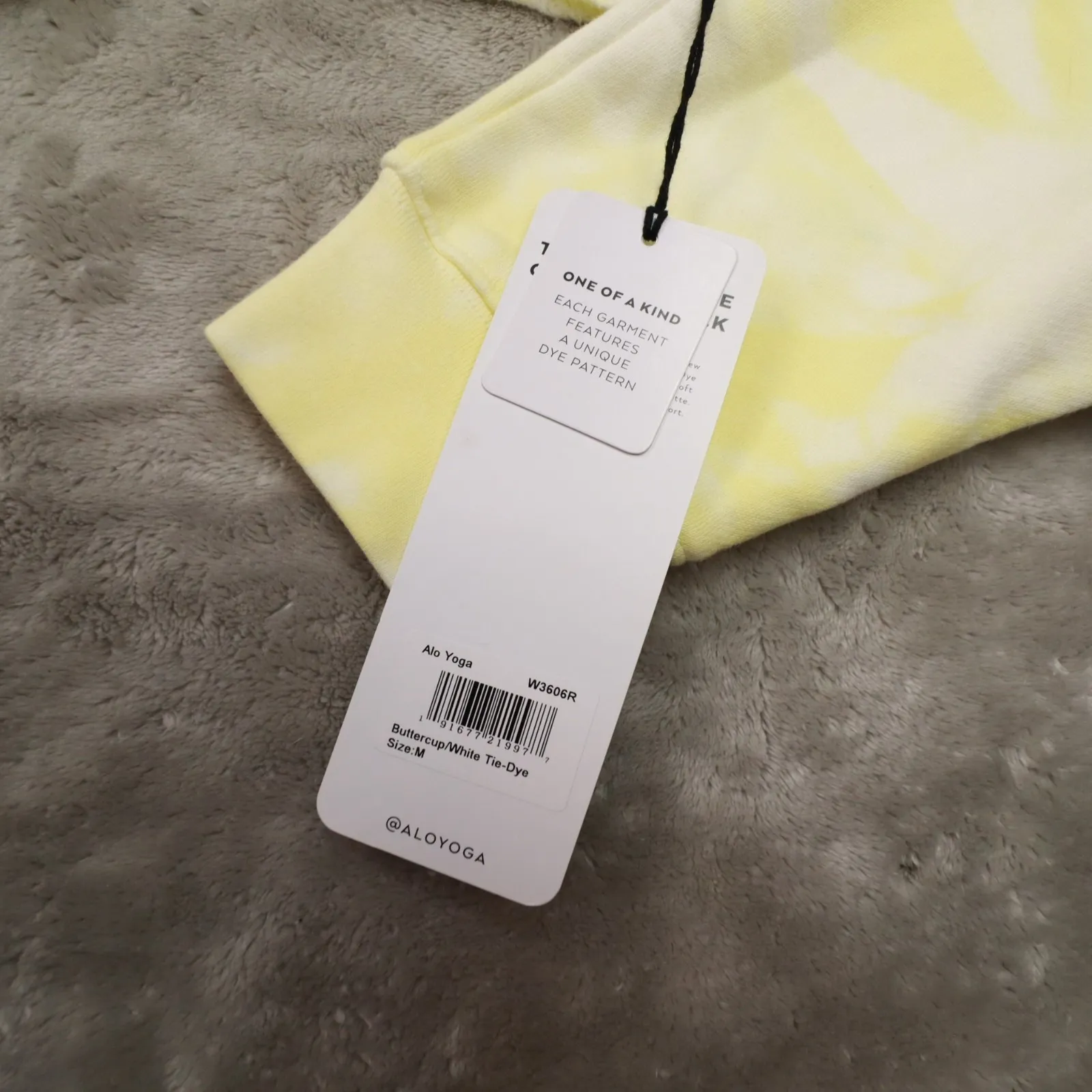 alo Extreme Cropped Pullover Sweatshirt Yellow White Tie Dye size Medium NWT - Image 6