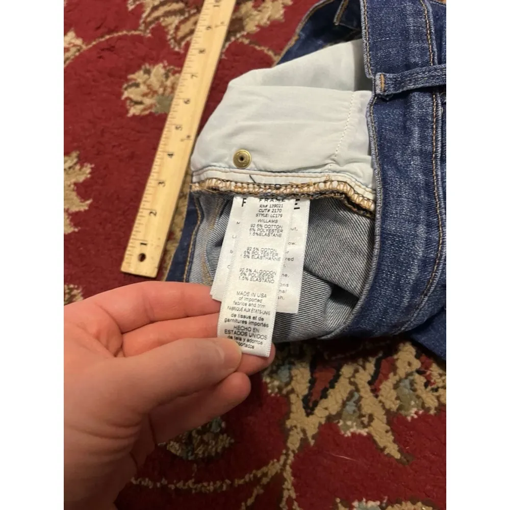 Frame Le Cutoff Raw Hem Denim Shorts in Willaims Wash Blue Sz 31 - Image 5