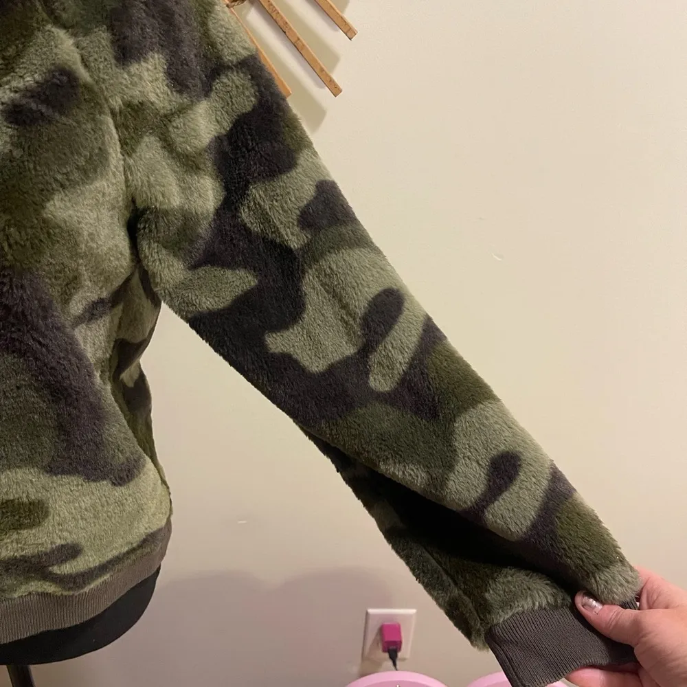 🆕Workshop Republic Clothing Faux Fur Camouflage Crew Neck Sweatshirt XS 💚 - Image 4