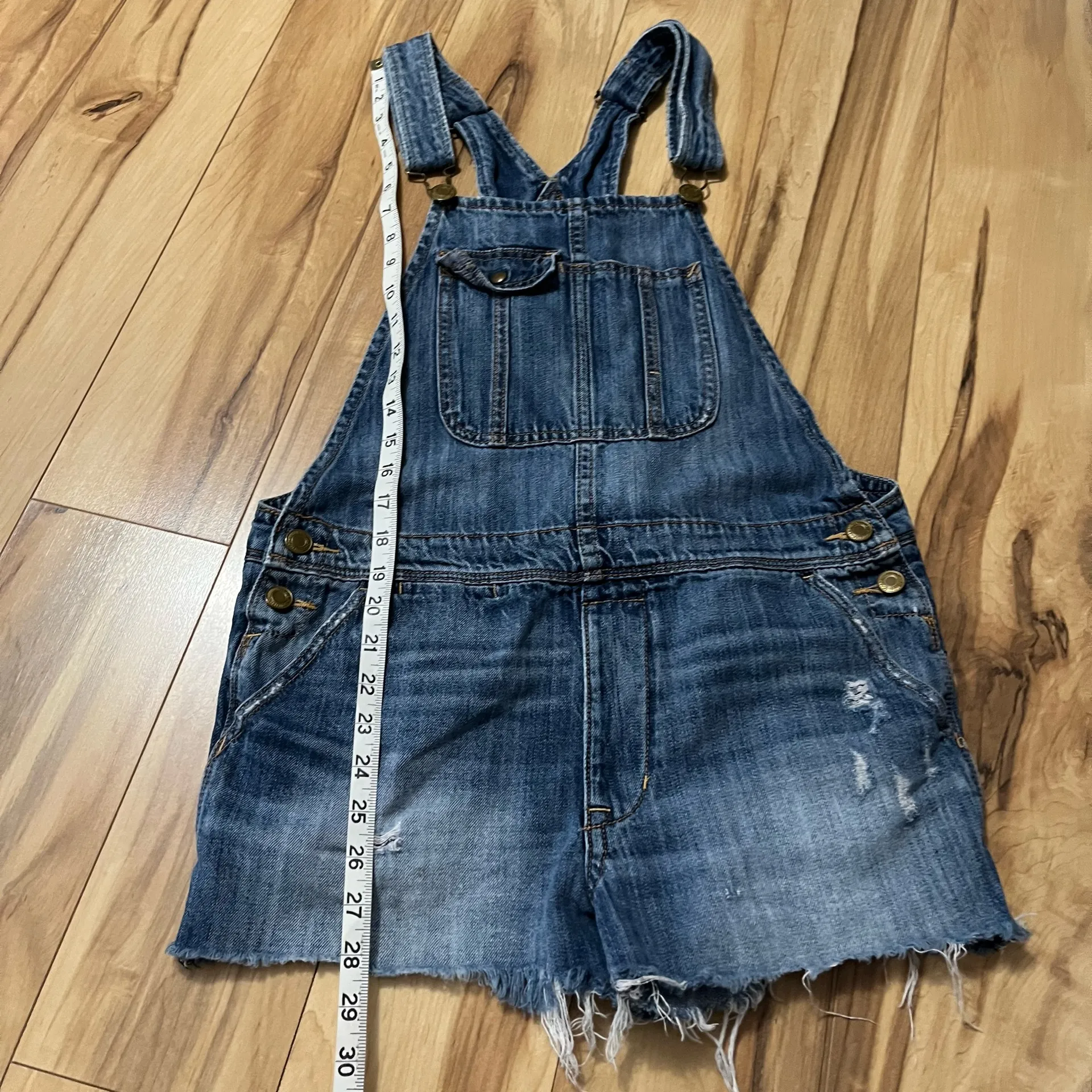 American Eagle Women’s XS/S Raw Hem Overall Jean Shorts Denim Shortails Tomgirl - Image 5