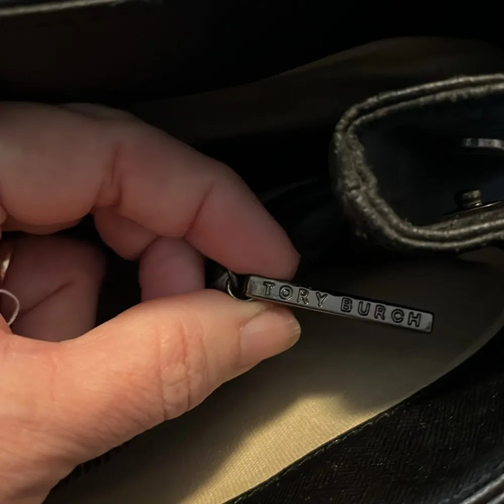 Tory Burch black leather handbag. EUC. - Image 3