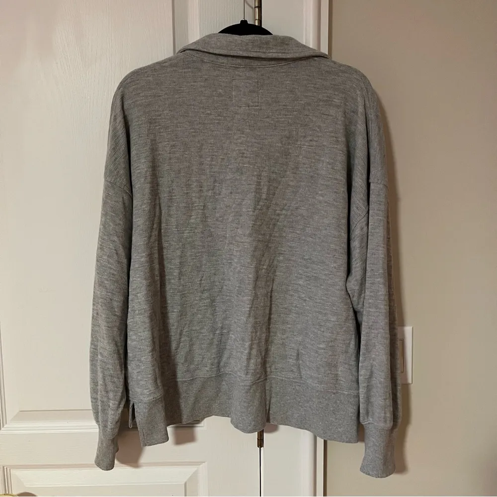 grey collared sweatshirt - Image 4