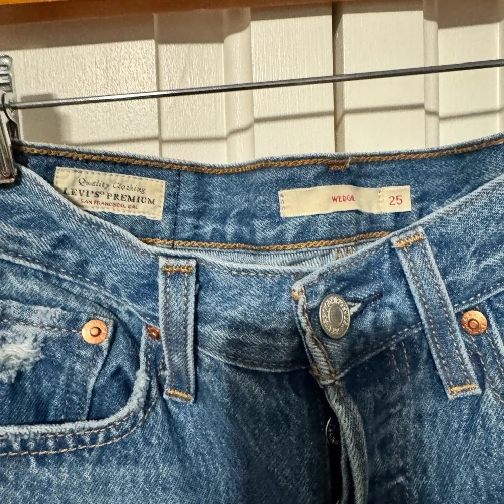 Levi's Premium Wedgie Distressed High Waist Raw Fray Hem Button Fly Jeans Sz 25 - Image 3