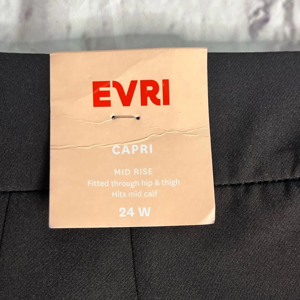EVRI mid rise black capri pant new with tags size 24W - Image 6
