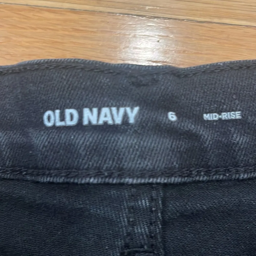 Old navy women’s black mid rise jean shorts size 6 . - Image 2