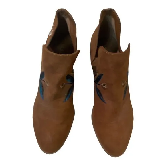 INDIGO Rd. Womens size 6‎ Tan Embroidered Flowers Slip - Image 3