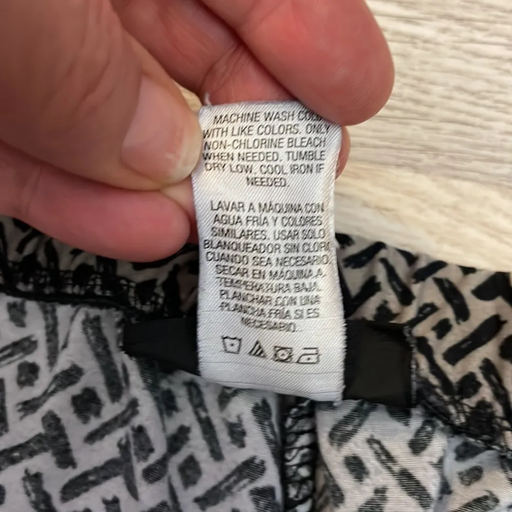 Gray with Black Print Soft Elastic Waist Pull on Cropped Pants Size XL - Image 8