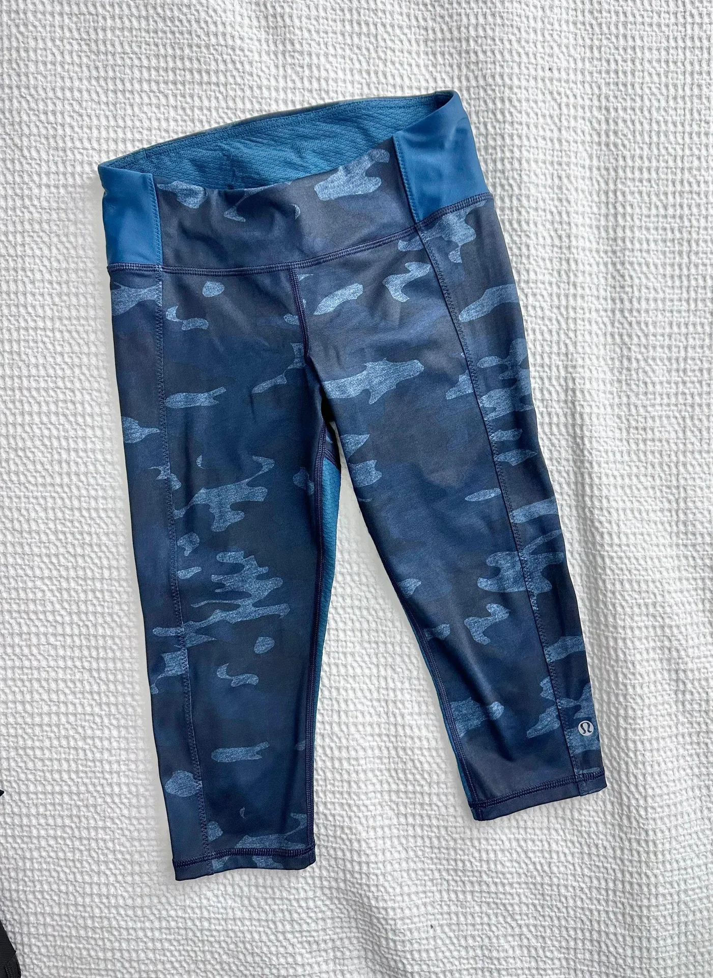 clip in crop Capri leggings Heathered Texture Lotus Camo Oil Slick Blue/Alberta Lake - Image 3