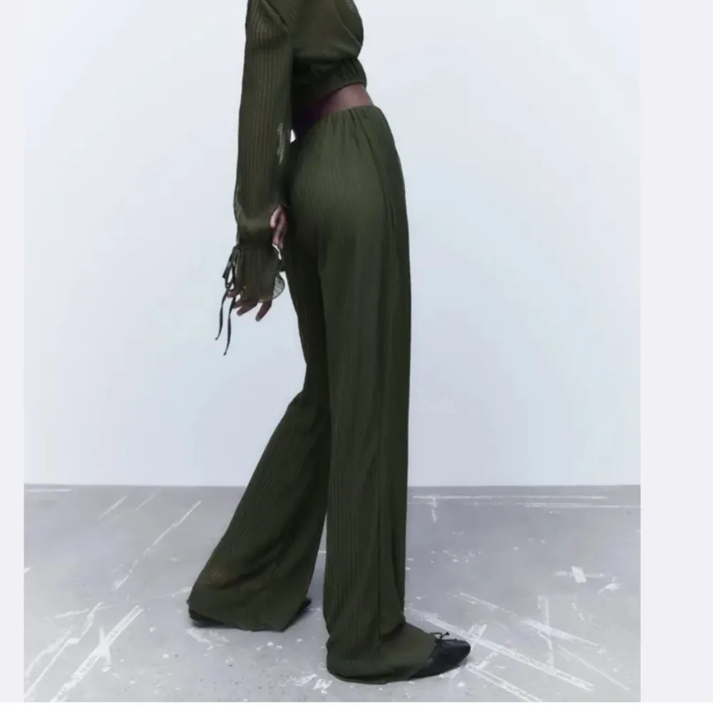 Flared Pleated Pants High waisted flare pants with elastic waist Sz Large - Image 2